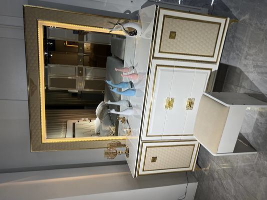 Size Holstered Dormitory MDFの木製の寝室セットの家具王のベッド